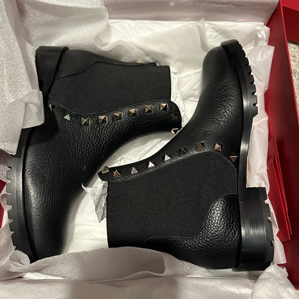 NWT Valentino Garavani Rockstud Booties 37